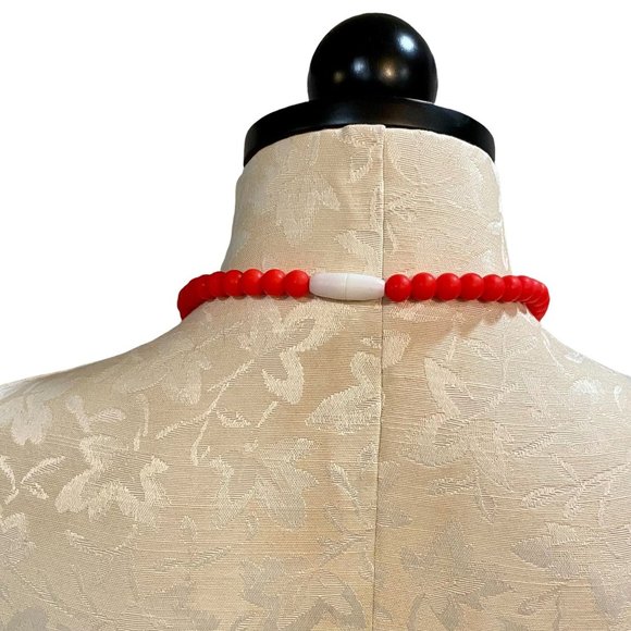 🥳 5/$35!! 🥳 VTG Red Rubber Bead Necklace with White Snap Back - Picture 2 of 5